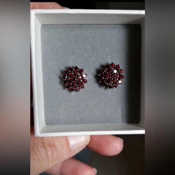 925 sterling silver garnet stud earrings - Picture 2 of 4